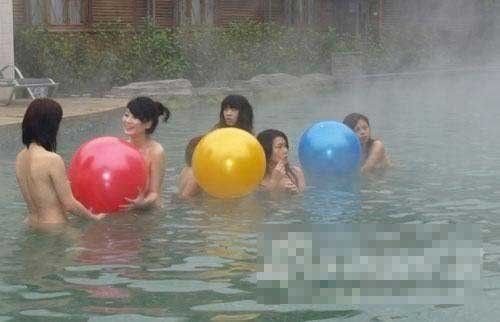 重庆巴南温泉8位美女集体裸浴引热议(组图)
