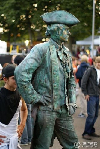 懒人赚钱绝招 世界各地的活人雕像