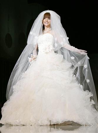 梦见自己穿婚纱_钟可可穿的那套婚纱(2)