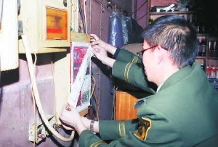 兰州突击检查娱乐场所 忘情男女不理会(图)