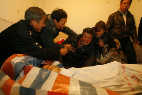 <em>学校</em>踩踏<em>事件</em>家属悲痛欲绝_新闻<em>图片</em>__腾讯大