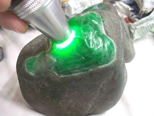 切石的时候,老柳没敢像往常一样自己动手