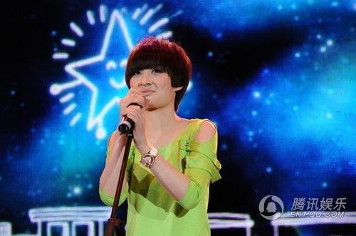 曾轶可广州亮相+众快女合唱《狮子座》贺发片