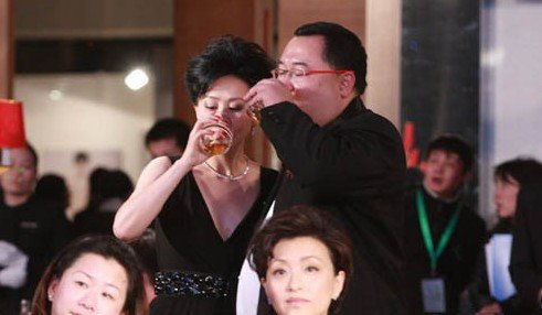 刘嘉玲和杨澜老公吴征亲密寒暄喝酒
