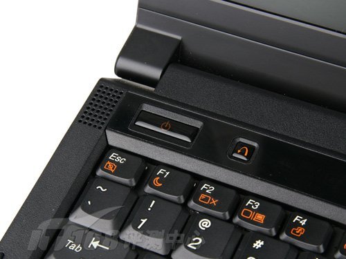 在键盘的上方并没有过多的功能键设计