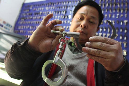 西安锁匠演示纸币开手铐 民警称老式不安全