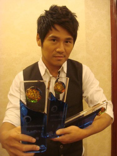 曹格年底颁奖礼大丰收 十天斩获13座音乐奖杯