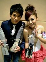 曹格年底颁奖礼大丰收 十天斩获13座音乐奖杯