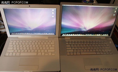 左侧macbook与右侧macbook pro相比背光亮度不均匀其次,镜面屏在开启