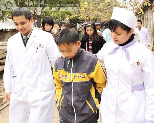 男孩内脏位置左右对调 心脏手术难度极大