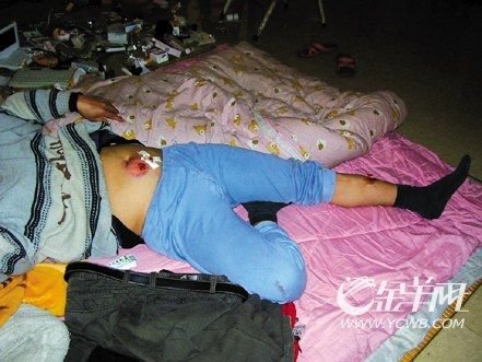 县通儒村,村民与警方发生冲突,警方两辆车被村民所投掷的燃烧弹烧毁