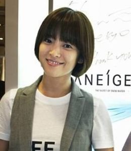 宋慧乔代言广告时清丽的短发造型