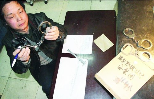 新式手铐在10秒内也能用纸币打开