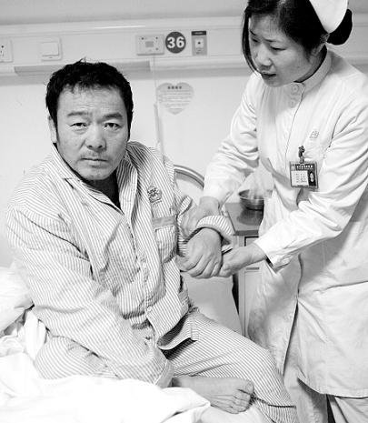 两任妻子3个儿女全失踪 陕脑梗男康复却无家可