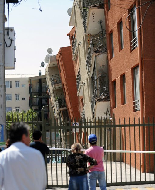 图片报道:智利发生8.8级地震 社会治安混乱_滚