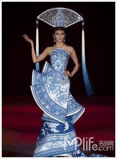 青花瓷的图案,融入传统折扇的造型,模特头顶特色的旗头,把中国元素