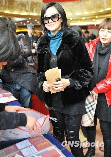 宋祖英成最潮政协委员 黑超配貂皮星范儿十足