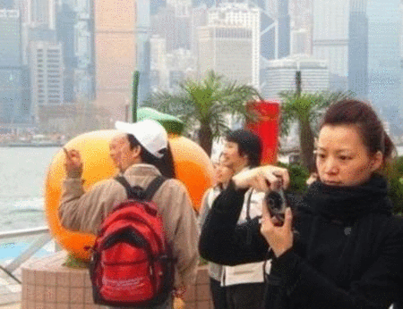 央视花旦董卿素颜游香港 打扮朴素无人识(图)_娱乐 ...
