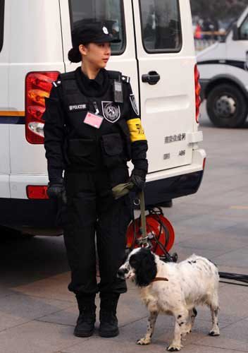 女警着淡妆携警犬巡逻