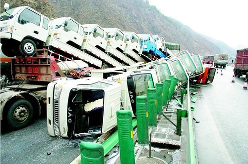 车祸复车祸只因这里是瓶颈…… 互动:您觉得应该这次事故是沪陕高速