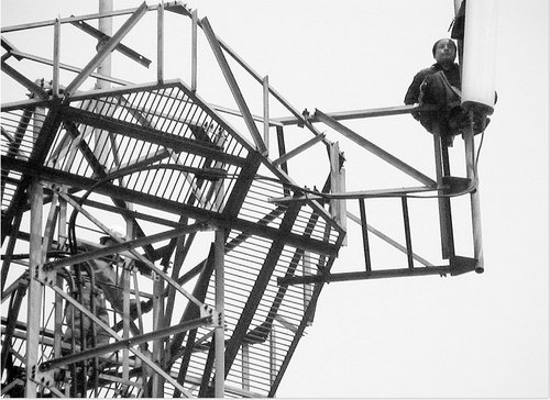 男子讨说法攀塔架 消防官兵采用接力大营救