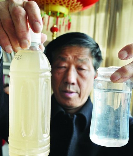 长安区自来水浑浊 居民称浑水把鱼都养死了