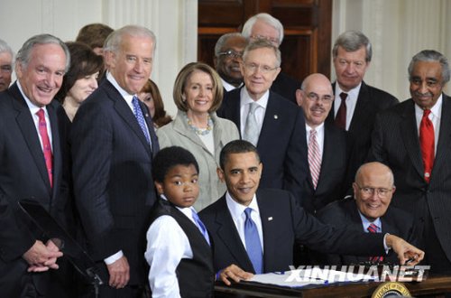 奥巴马昨签署医改法案 医保覆盖率升至95%