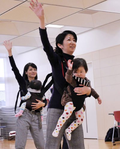 日本新一代妈妈流行母婴桑巴 带宝宝跳舞