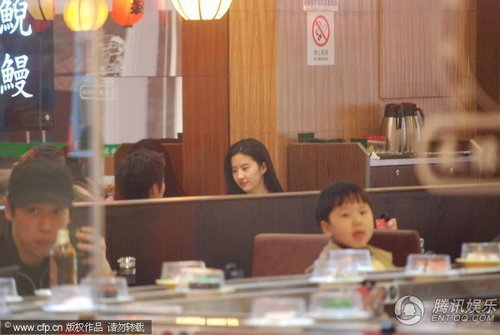 组图:王力宏私下约会刘亦菲 摆谱需助理侍奉