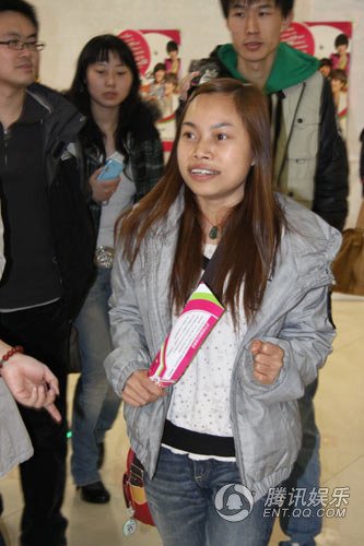 凤姐现身花儿朵朵 现场横扫各路美妞(图)