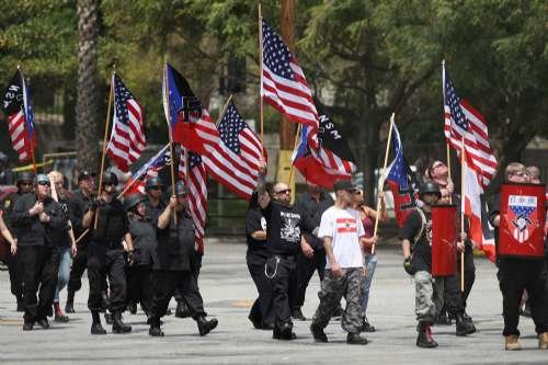 美国洛杉矶新纳粹游行遭防暴警察镇压(图)