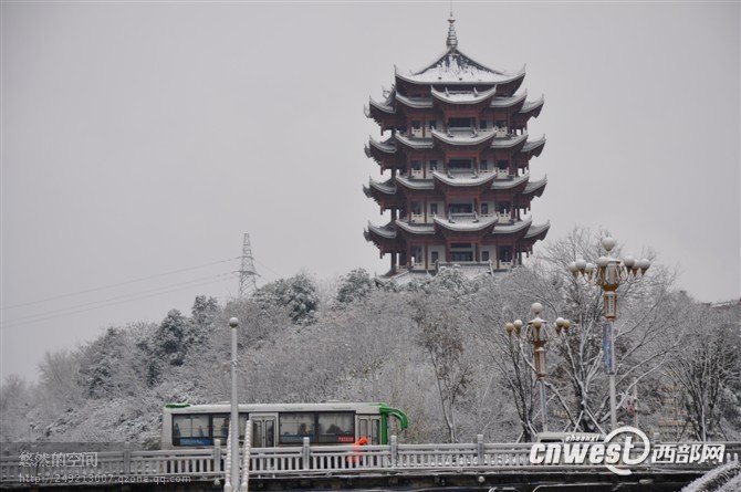 组图:陕西省安康市迎来2010年入冬后首场降雪