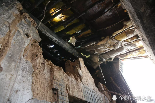 七旬奶奶独居秦岭里的漏雨房捡废弃瓦片欲翻修
