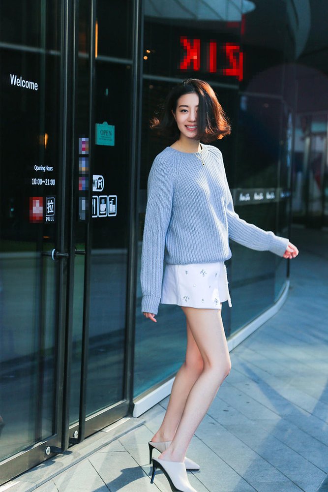 高清:李溪芮时尚街拍 蓝毛衣白短裤露修长美腿
