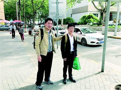 图为:民警(左)与获解救的小齐