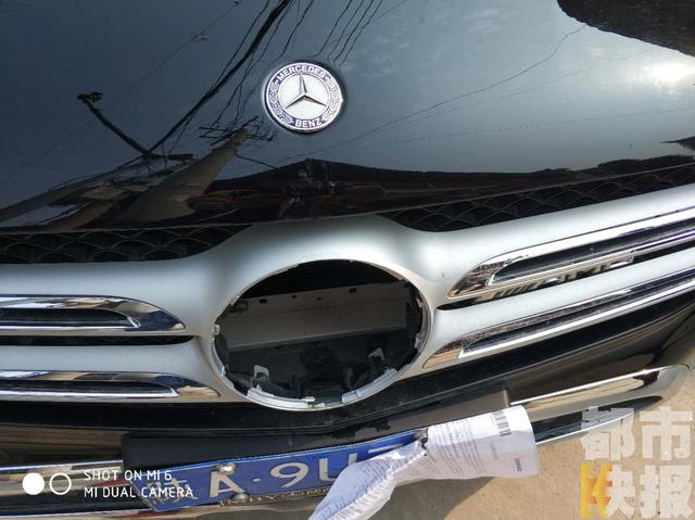 咸阳男子吃顿饭功夫 奔驰前车标被人下黑手