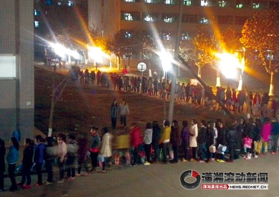 <em>陕西理工学院</em>大学生排队洗澡长度堪比春运长龙