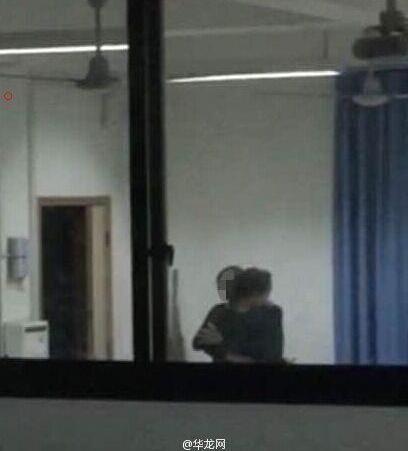 重庆一中学男教师办公室亲吻搂抱女生被开除