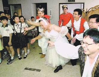 男校长<em>穿</em>芭蕾舞裙跳天鹅湖娱乐<em>学生</em>被批(图)_
