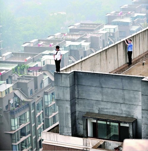 14岁女孩24层楼顶欲轻生 持续6小时终获解救