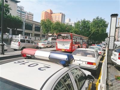 西安东大街私家车和警车扎堆违停 路段时常拥