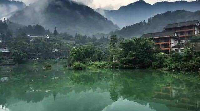 西安川南看海首发团在峨眉山感受21.6℃的夏天