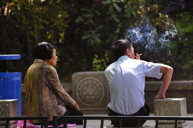 西安禁烟第一人 公园里劝阻吸烟游客灭烟