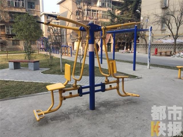 健身器材咬人事件频发 11岁女孩手指被夹伤