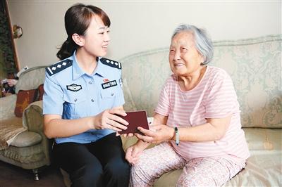 91岁老太办护照要去看世界 民警送到老人手中
