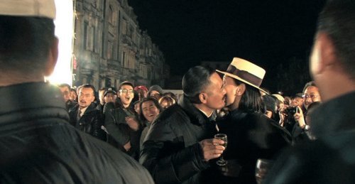 让子弹飞 周润发被绑钢丝床遭毒打 激吻葛优