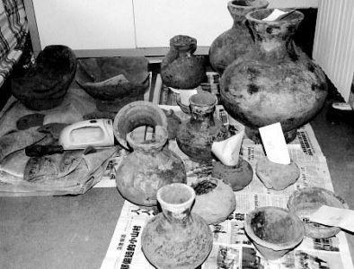 挖掘机司机嫌挣钱少 白天修路当工人晚上盗古