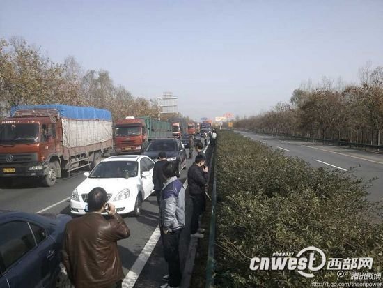 西汉高速农药运输车出车祸 农药泄露到汶水河