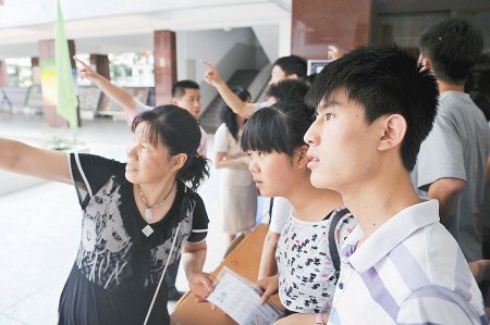 昨日各考场开放“探营” 人性化措施令家长安心