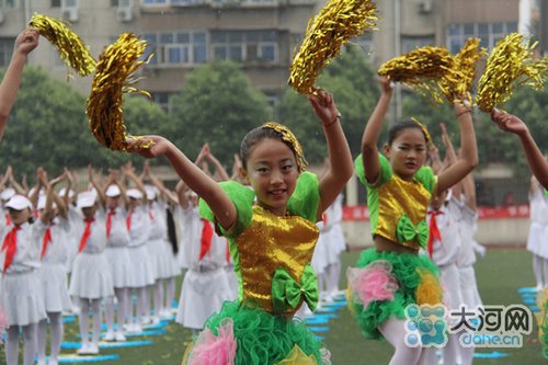 洛阳千名学生雨中表演庆六一 领导坐着看(图)